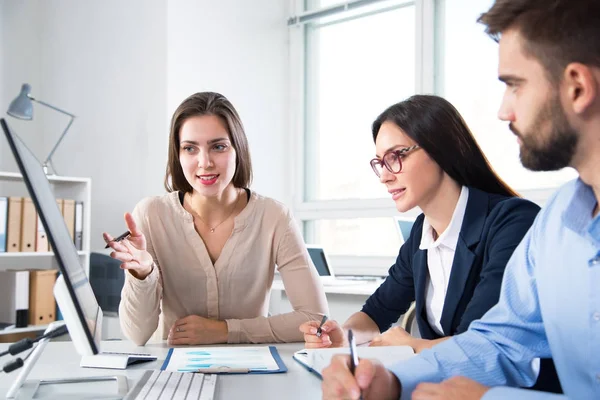 Geschäftsmann Mit Kollegen Bei Einer Präsentation Büro — Stockfoto