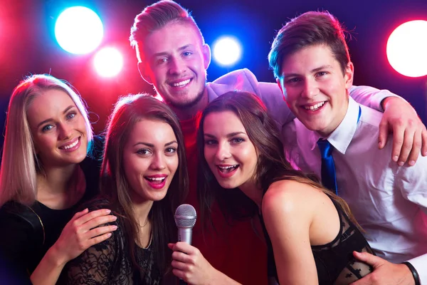 Jovens Cantando Microfone Festa — Fotografia de Stock