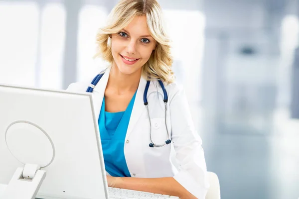 Medico donna che lavora al computer — Foto Stock