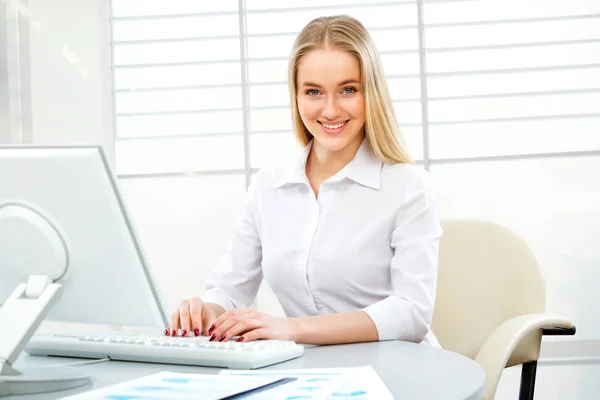 Business woman using computer — Stock Photo, Image