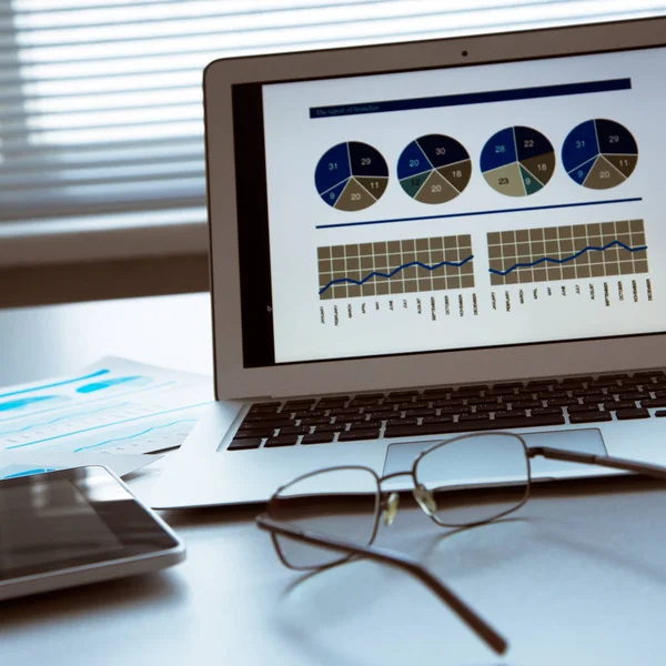 Dizüstü ve tablet tablo üzerinde