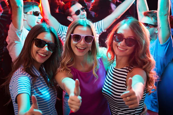 Group Girls Dancing Friends Showing Sign Night Club — Stock Photo, Image
