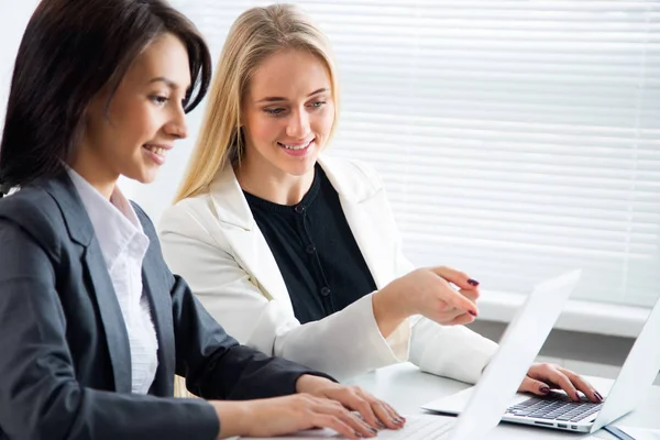 Jonge Vrouwelijke Ondernemers Werkplek — Stockfoto