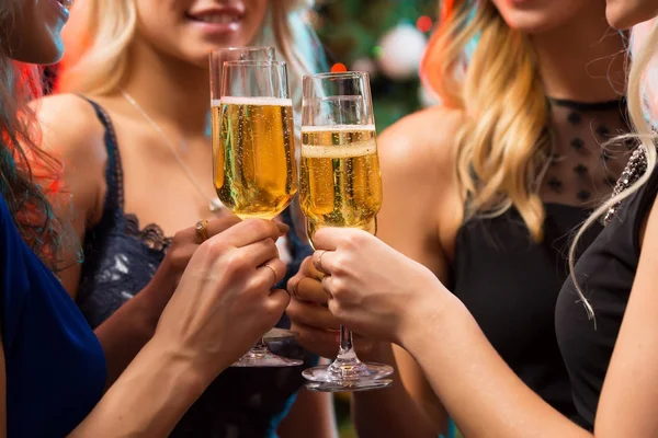 Mutlu genç kadınlar ile bardak şampanya. X-Mas.