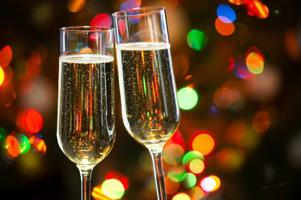 Champagneglazen en kerstverlichting — Stockfoto