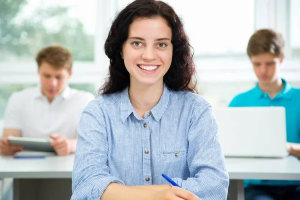 Portret Studentów Uniwersytetu Ładny Żeński — Zdjęcie stockowe