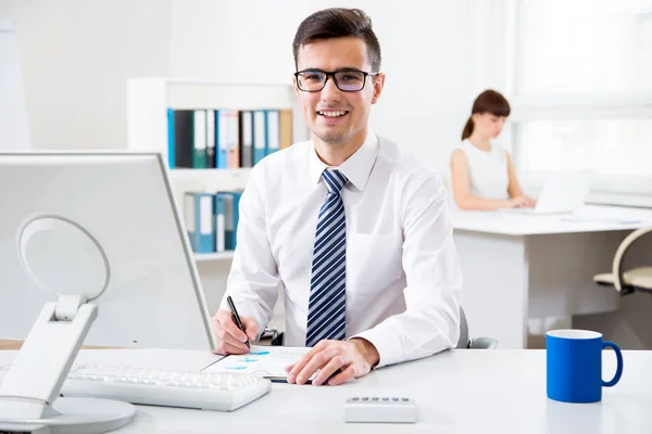 Jovem Empresário Bonito Sorrindo Para Câmera Usar Computador Escritório — Fotografia de Stock