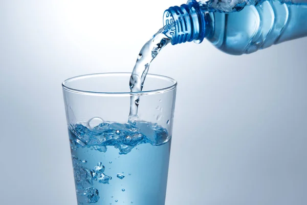 Menuangkan air dari botol — Stok Foto