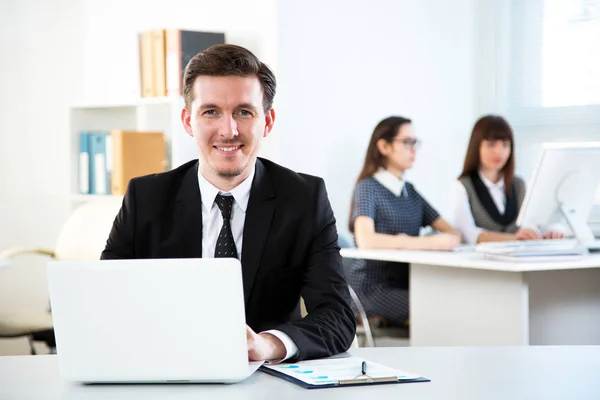 Zakenman die werken in een kantoor — Stockfoto