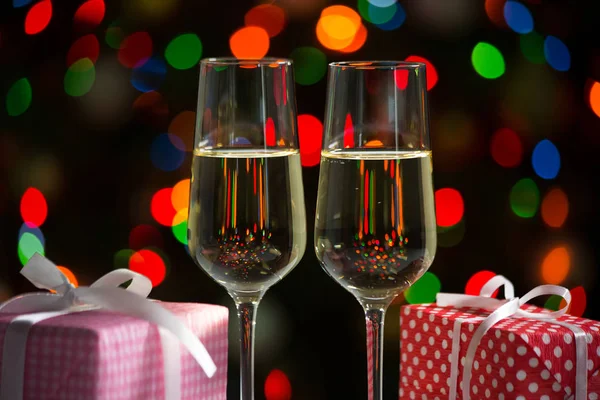 Glasses of wine and christmas gifts — Stock Photo, Image