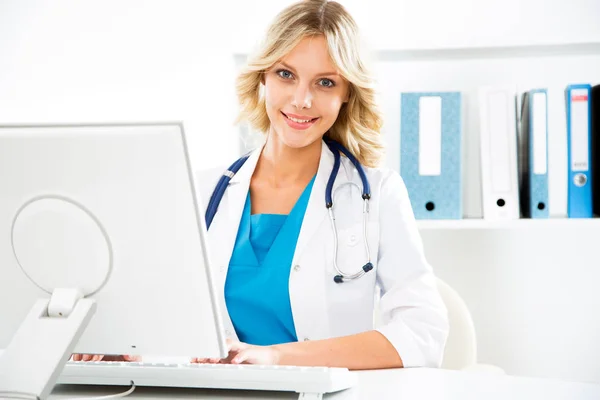 Medico femminile con computer — Foto Stock