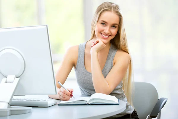 Jonge vrouw met computer — Stockfoto
