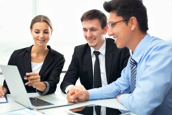 analiz ve modern bir ofis çalışma toplantısı sırasında tartışırken iş adamları