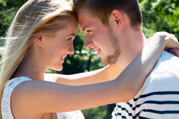 Casal feliz no parque de verão — Fotografia de Stock