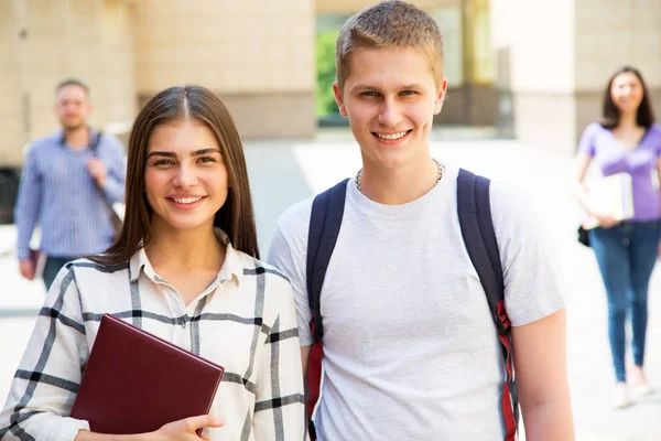 Grupa Studentów Zewnątrz Notebook — Zdjęcie stockowe