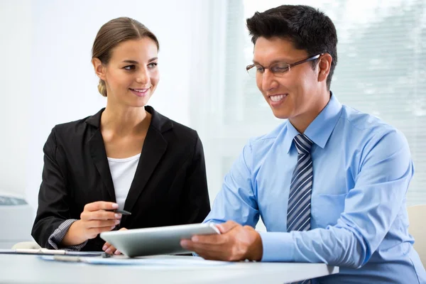 Giovani Imprenditori Che Lavorano Ufficio — Foto Stock