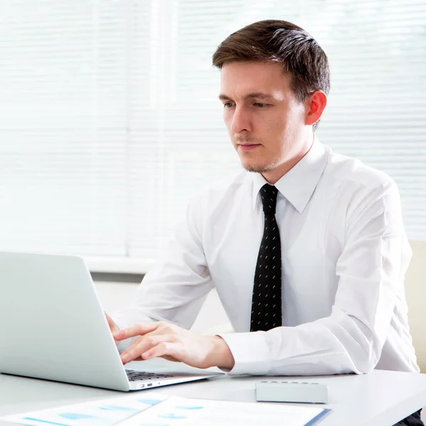 Bonito Jovem Empresário Trabalhando Laptop Escritório — Fotografia de Stock