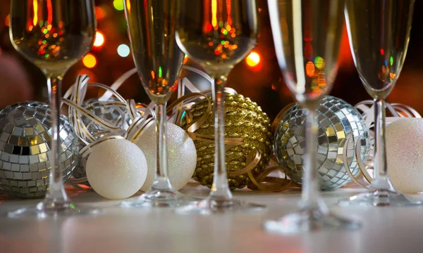 Champagne och julbollar — Stockfoto