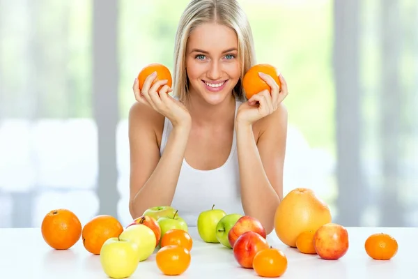 Vrouw met fruit — Stockfoto