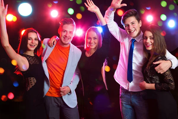 Jóvenes Divirtiéndose Una Fiesta — Foto de Stock