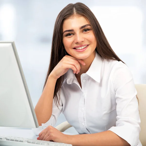 Zakelijke vrouw met behulp van computer — Stockfoto