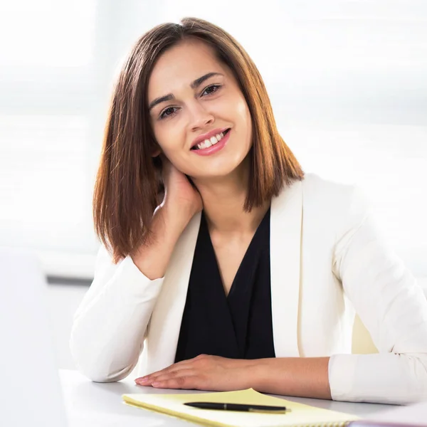 Mujer de negocios en la oficina —  Fotos de Stock