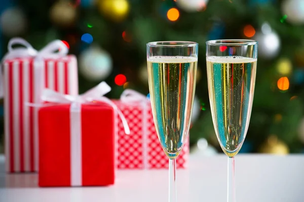 Regalos de champán y navidad — Foto de Stock