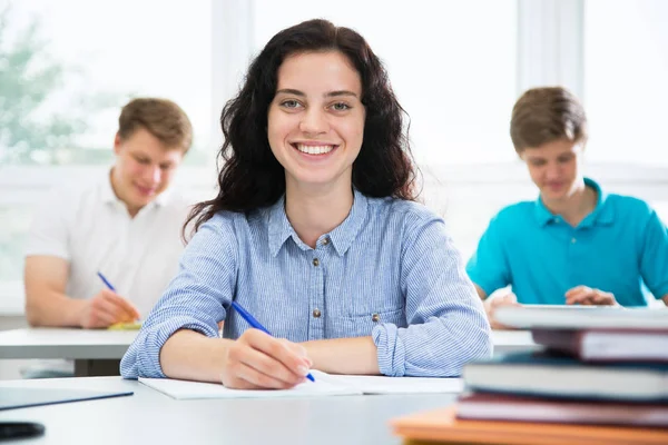 Retrato Estudiante Universitaria Bastante Mujer —  Fotos de Stock