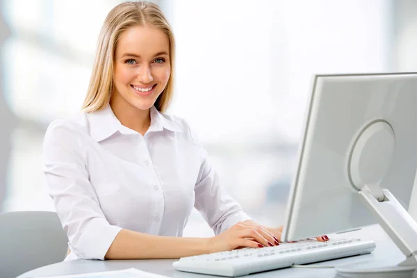 Mulher de negócios usando computador — Fotografia de Stock