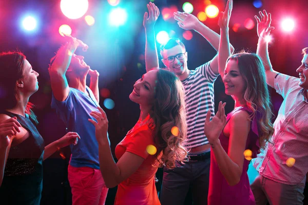 Young people having fun dancing — Stock Photo, Image