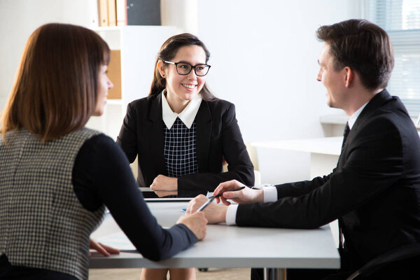 Деловые люди обсуждают новый проект
 