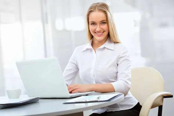 Young business woman using laptop — Stock Photo, Image