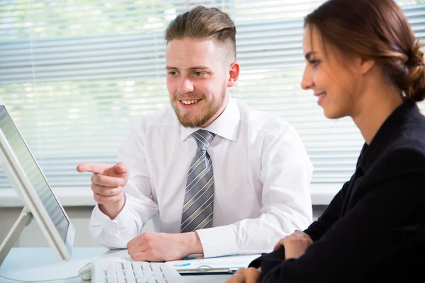 Personas que trabajan con ordenador — Foto de Stock