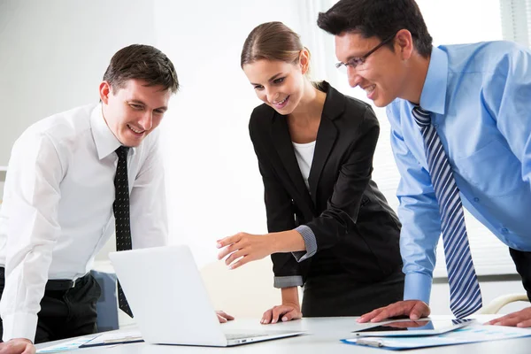 Gruppe Glücklicher Geschäftsleute Bei Einem Treffen Büro — Stockfoto