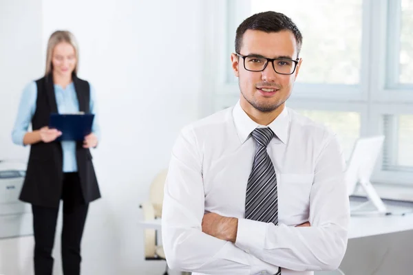 Zakenman in een kantoor met collega — Stockfoto