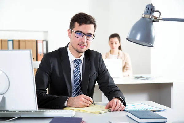 Uomo d'affari che lavora in un ufficio — Foto Stock