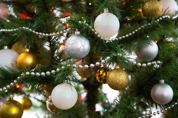 Kerstballen op de kerstboom — Stockfoto