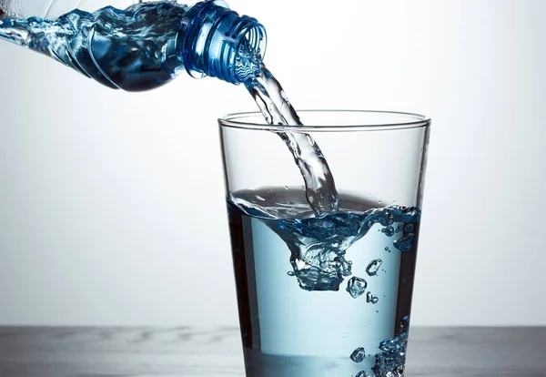 Stromende water uit een fles — Stockfoto