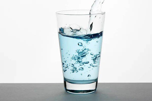 Air biru dalam gelas — Stok Foto