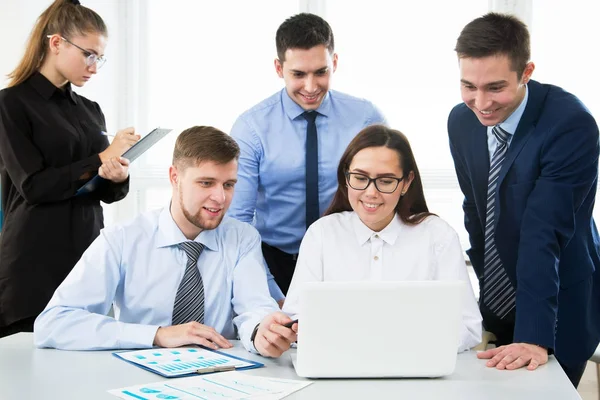 Grupo Empresarios Una Reunión Alrededor Una Mesa Una Oficina Moderna — Foto de Stock