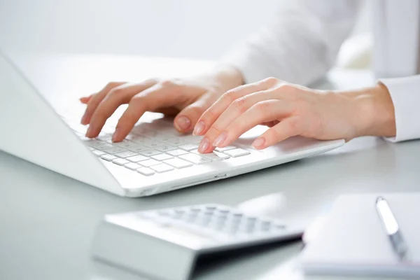 Businesswoman typing on a laptop. — Stock Photo, Image
