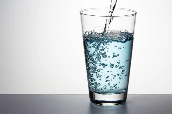Agua azul en un vaso — Foto de Stock