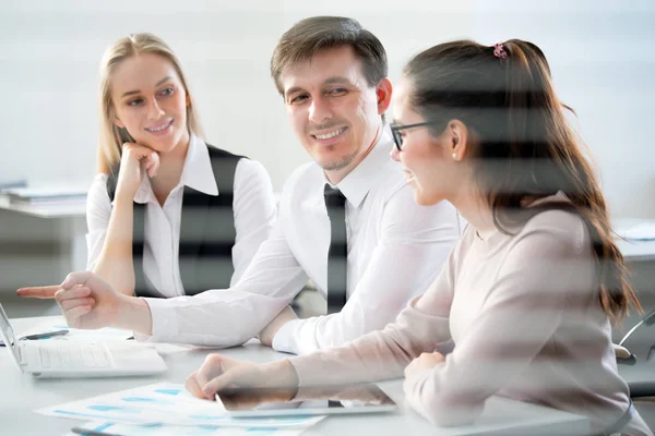 Business people discussing new project — Stock Photo, Image