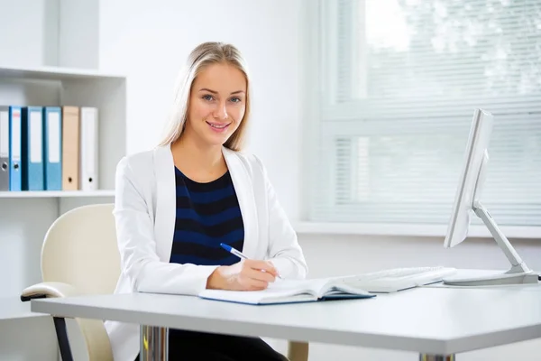 Young business woman with computer — Stock Photo, Image
