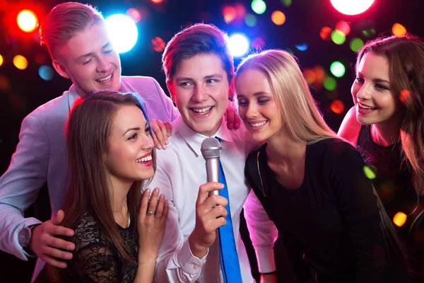 Jonge Mensen Zingen Microfoon Feestje — Stockfoto