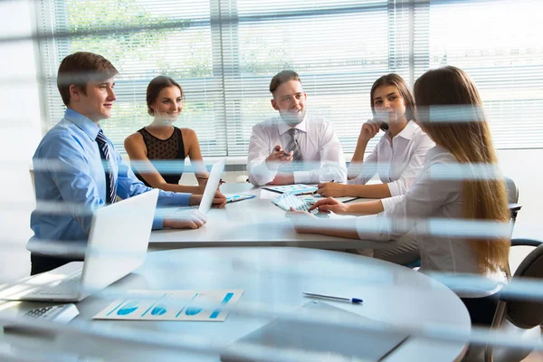 Geschäftsleute bei einem Treffen im Büro — Stockfoto