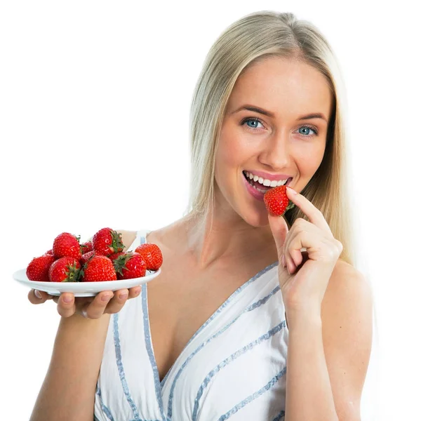 Жінка їсти полуницю — стокове фото