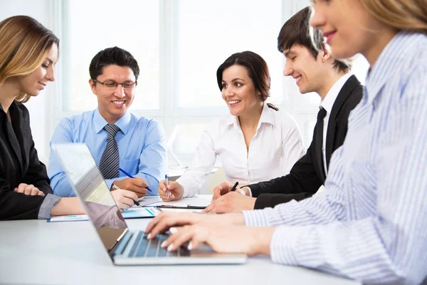 Geschäftsleute Treffen Sich Modernen Büro lizenzfreie Stockfotos