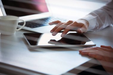  bir tablet bilgisayarda çalışan iş adamı.