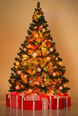 Hediye kutularıyla Noel ağacı